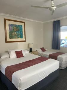 穆卢拉巴凯亚玛汽车旅馆的酒店客房设有两张床和窗户。