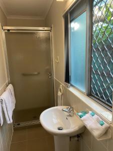 穆卢拉巴凯亚玛汽车旅馆的一间带水槽和淋浴的浴室