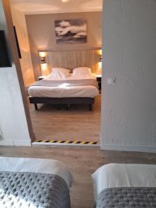 塔拉斯孔杜维亚都可酒店的卧室配有一张床和镜子,