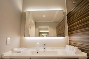 大阪心斋桥88酒店的一间带水槽和大镜子的浴室