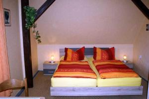Neu MukranRuegen_Fewo 285的一间卧室配有一张带红色枕头的大床