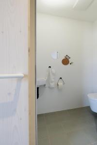 林茨SCHICK und LUFTIG im Herzen von Linz的一间带卫生间和水槽的浴室