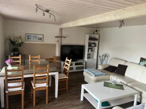 博尔滕哈根Ferienhaus Kira的带沙发、桌子和电视的客厅