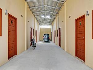 北干巴鲁OYO 91835 Djasur Kost的走廊上,有停车位在建筑物内