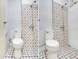 北干巴鲁OYO 91835 Djasur Kost的一间带两个卫生间和淋浴的浴室
