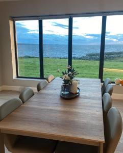 利斯坎诺Spectacular ocean views & minutes to Cliffs- Clahane Shore Lodge的一张餐桌,享有海景