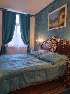 布兰肯堡Villa Imperia, Museums-Hotel的一间卧室配有一张带蓝色窗帘的大床