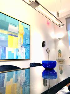 华沙Luxury Suites & Apartments MONDRIAN Market Square II的一张桌子上的蓝色碗,在画室里