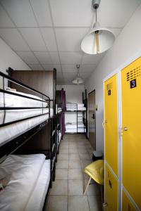 凯尔采ONRest Hostel Centrum Żytnia 8的宿舍间内的带双层床的走廊