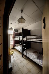 凯尔采ONRest Hostel Centrum Żytnia 8的客房设有三张双层床和一扇窗户。