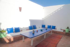 索维拉瑞达阿福青年旅舍的客房内的一张带蓝色枕头的沙发和一张桌子