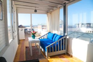 索维拉瑞达阿福青年旅舍的阳台配有蓝色的沙发和桌子