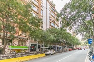 巴塞罗那Elegance Barcelona Rentals的街上有树木和汽车