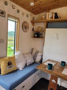 绿岛The Shepherds Hut at Forestview Farm的一个小房间,在一个小房子里设有长凳