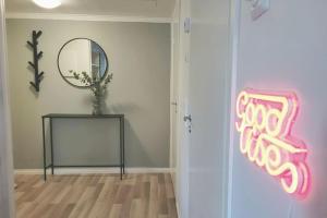 YlöjärviModern apartment with free parking & Netflix.的墙上有镜子的房间和一张桌子