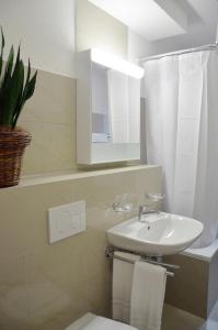 巴塞尔Rent a Home Landskronstrasse - Self Check-In的一间带水槽、卫生间和镜子的浴室