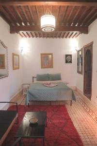 索维拉瑞达阿福青年旅舍的卧室配有一张床和一张桌子