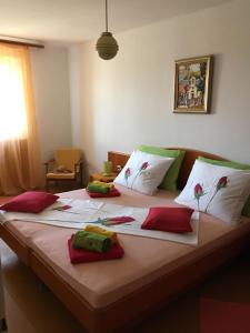 科洛塞普Villa Sea Dream Koločep的一张大床,上面有红色和绿色的枕头