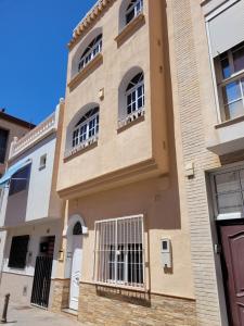 马拉加Apartamento Padilla Playa Huelin的街道上设有铁窗的建筑