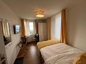 登尔顿Hotel & Restaurant Hasenstrick的一间小卧室,配有床和窗户