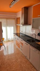 贝尔加Apartamento turístico en el centro de Berga的厨房配有水槽和台面