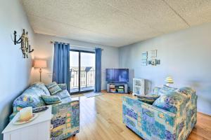 北怀尔德伍德Beachfront North Wildwood Condo with Ocean Views!的带沙发和电视的客厅