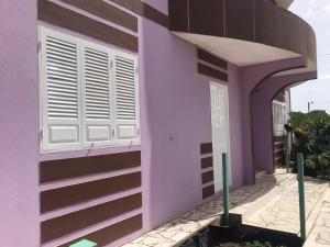 埃斯帕戈斯CA FILO的紫色的房子,上面有白色百叶窗