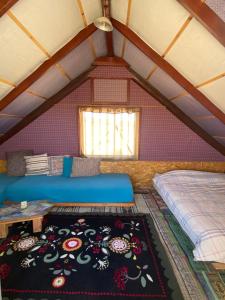 米茨佩·拉蒙萨卡沙漠旅舍的阁楼间 - 带床和地毯