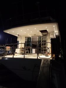 格吕桑Loc de cabines sur Yacht的享有夜间甲板的景色