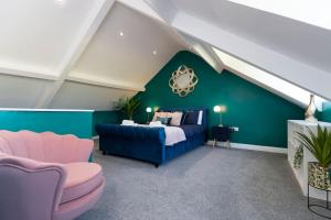 CoundonAuckland View - a comfy & spacious 4bed with views的一间卧室设有蓝色的床和绿色的墙壁