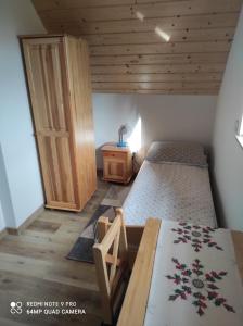 Ochotnica DolnaDomki Pod Brzyzkiem的一间卧室设有两张床和木门