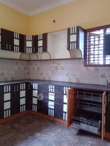 班加罗尔Ghar-fully furnished house with 2 Bedroom hall and kitchen的客房设有带镜子的柜台和窗户。