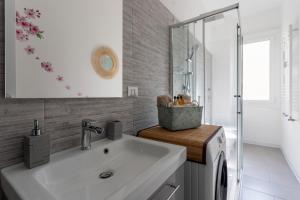 米兰Duomo a 15 minuti di Metro-Suite con Netflix ad Affori M3的浴室配有白色水槽和淋浴。