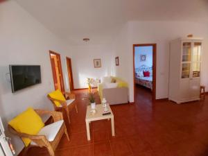AlojeraVv - Casa Clary -Finca Medina的客厅配有沙发和桌子
