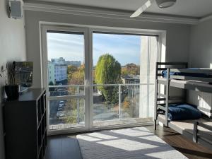 绿山城3bedroom Smarthome apartment, close to city center的卧室设有大窗户,享有城市美景