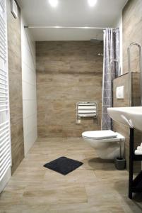 德丁基Vila Lada的浴室配有白色卫生间和盥洗盆。