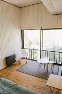 皮斯科艾齐Milodge Elqui Domos的客房设有带桌椅的阳台。