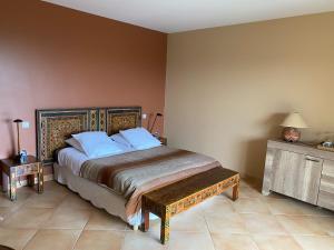格里莫La Mauresque的一间卧室配有一张大床和木制床头板
