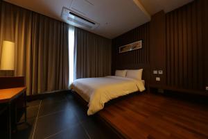 清州市Sejong City Osong Hotel的酒店客房设有床和窗户。