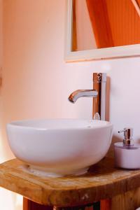 皮斯科艾齐Milodge Elqui Domos的木台上的白色碗水槽和镜子