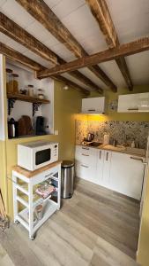 乌弗奈特弗斯Appartement Chalet Pra Loup的厨房配有白色橱柜和微波炉