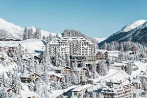 圣莫里茨Sankt Moritz Chesa Ruinatsch 50的雪覆盖的山间度假村