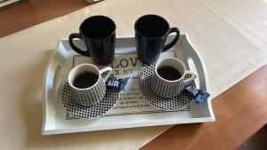 斯特鲁米察007 Apartments - Strumica, Macedonia的桌上放三杯咖啡的托盘