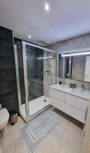 直布罗陀Brand New - Massive Studio - E1 - Self Catering的带淋浴、盥洗盆和卫生间的浴室