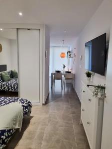 直布罗陀Brand New - Massive Studio - E1 - Self Catering的一间卧室配有一张床、一台电视和一张桌子
