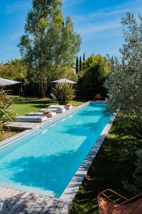 普罗旺斯艾克斯哈隆旅馆的一座房子的院子内的游泳池
