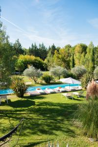 普罗旺斯艾克斯哈隆旅馆的花园内树木环绕的游泳池