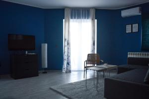 哥鲁拜克Apartmani Tika的蓝色的客厅配有沙发和电视