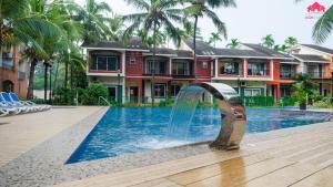 巴加Royale Holiday Villa - 4BHK, Baga的游泳池中央的喷泉