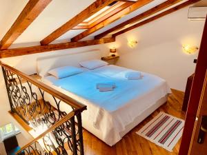 克拉列维察Seamans Apartment的一间卧室配有一张带蓝色枕头的大床